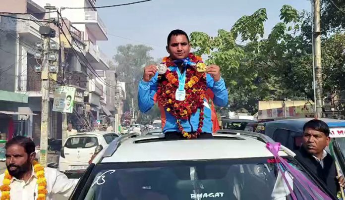 Ravinder Singh celebrating his gold medal victory at ISSF Championships