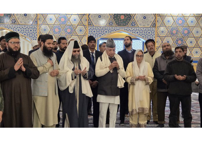 Bihar Governor Arif Mohammad Khan at Hazratbal Dargah in Kashmir